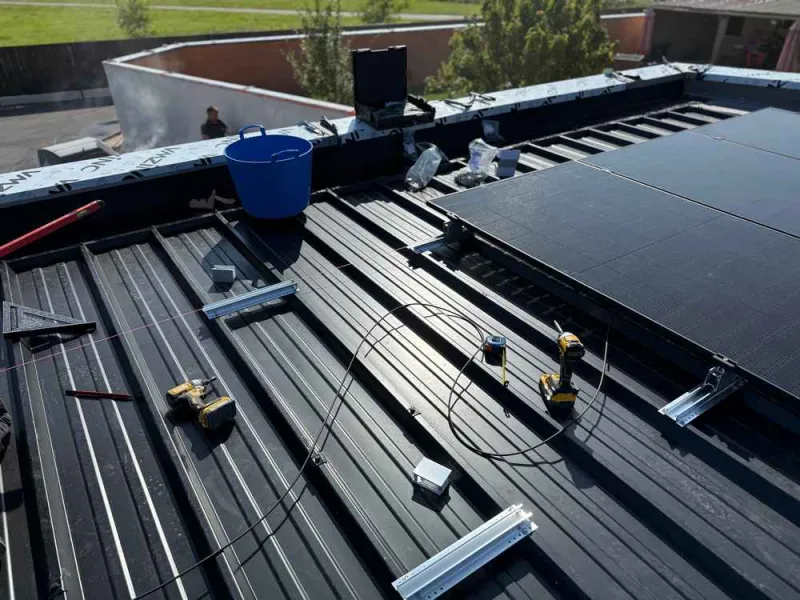 Installation des panneaux photovoltaïques sur un toit plat, Amiens, WALT ELECTRIQUE