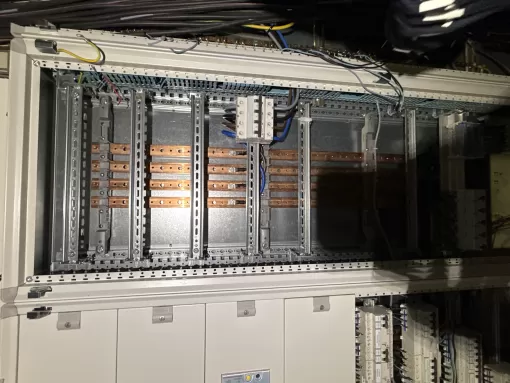 WALT ELECTRIQUE illumine le showroom Aubade à Amiens avec un tableau tarif jaune, Amiens, WALT ELECTRIQUE