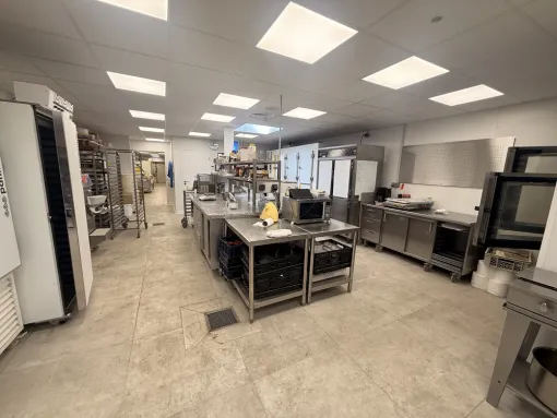 Rénovation d'une boulangerie prés d'Amiens avec tableau en tarif jaune, Amiens, WALT ELECTRIQUE