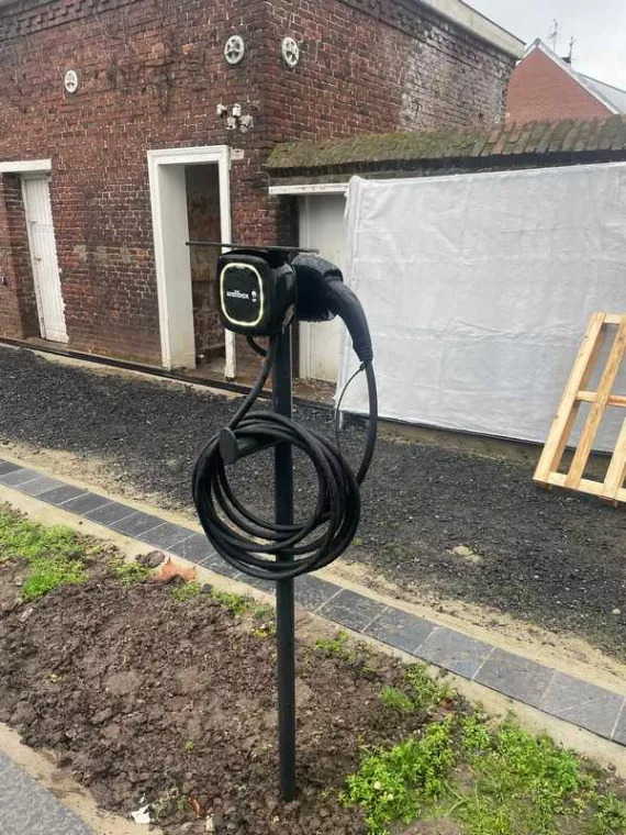 Quel est le meilleur endroit sur un terrain de particulier pour installer une borne de recharge à Amiens?, Amiens, WALT ELECTRIQUE
