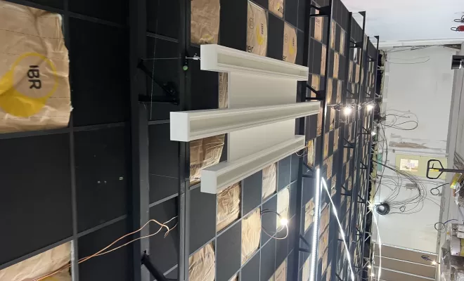 WALT ELECTRIQUE illumine le showroom Aubade à Amiens avec un tableau tarif jaune, Amiens, WALT ELECTRIQUE