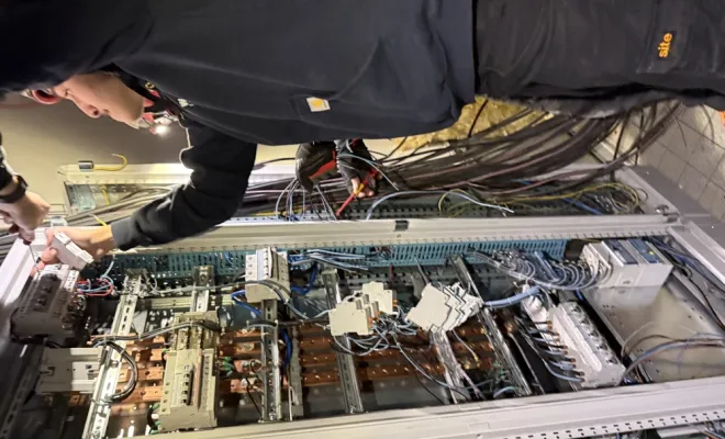 WALT ELECTRIQUE illumine le showroom Aubade à Amiens avec un tableau tarif jaune, Amiens, WALT ELECTRIQUE