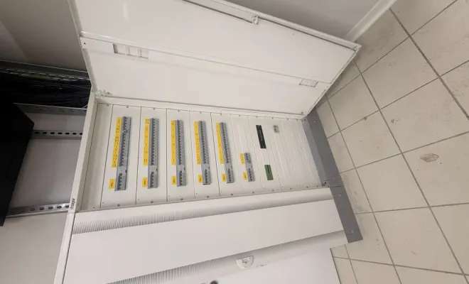 Rénovation d'une boulangerie prés d'Amiens avec tableau en tarif jaune, Amiens, WALT ELECTRIQUE